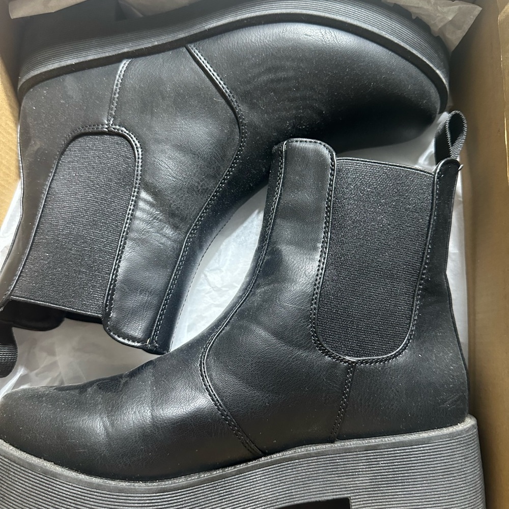 Dirty Laundry Smooth Black Chelsea Boots